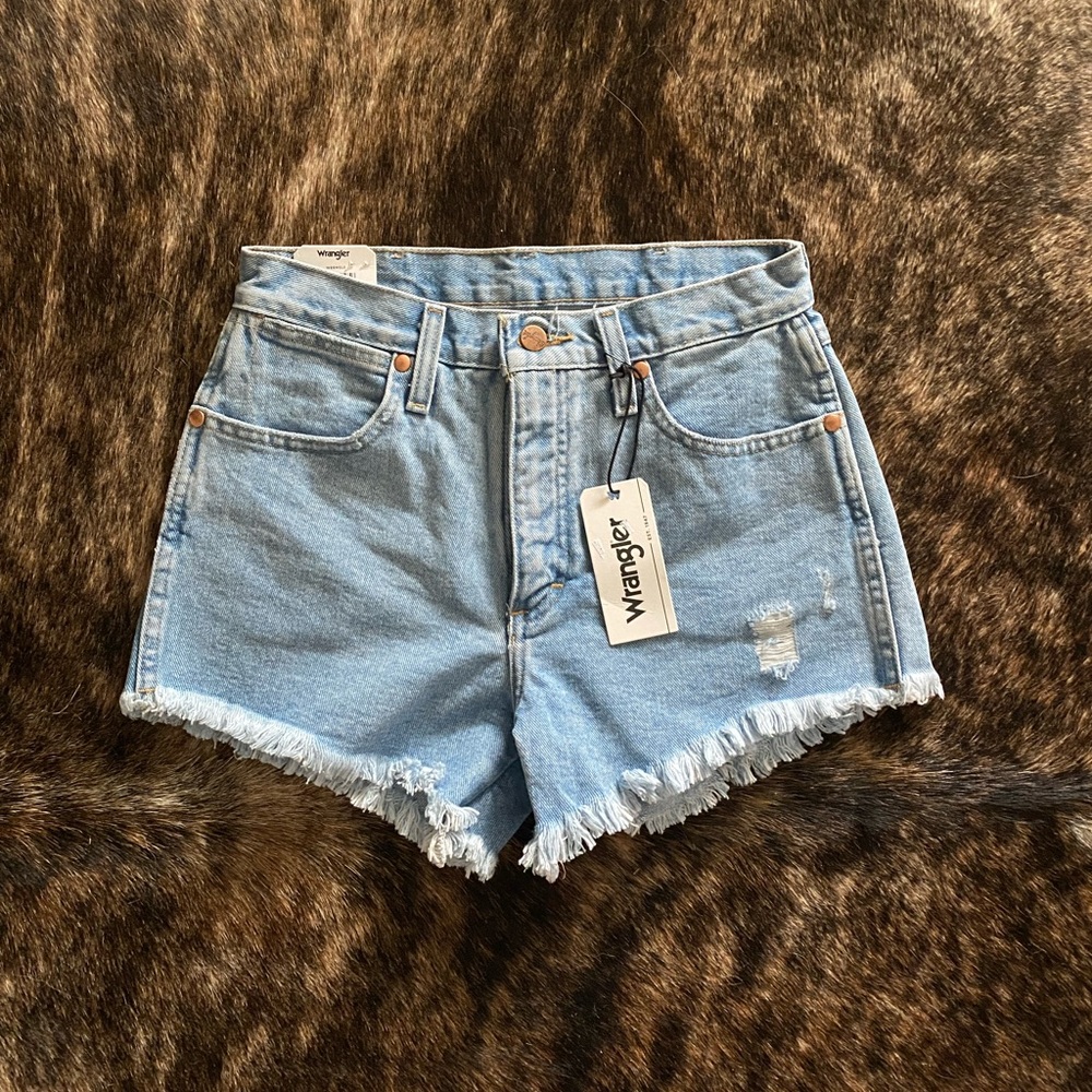 Wrangler Women’s Reworked Shorts - Picture 2 of 7